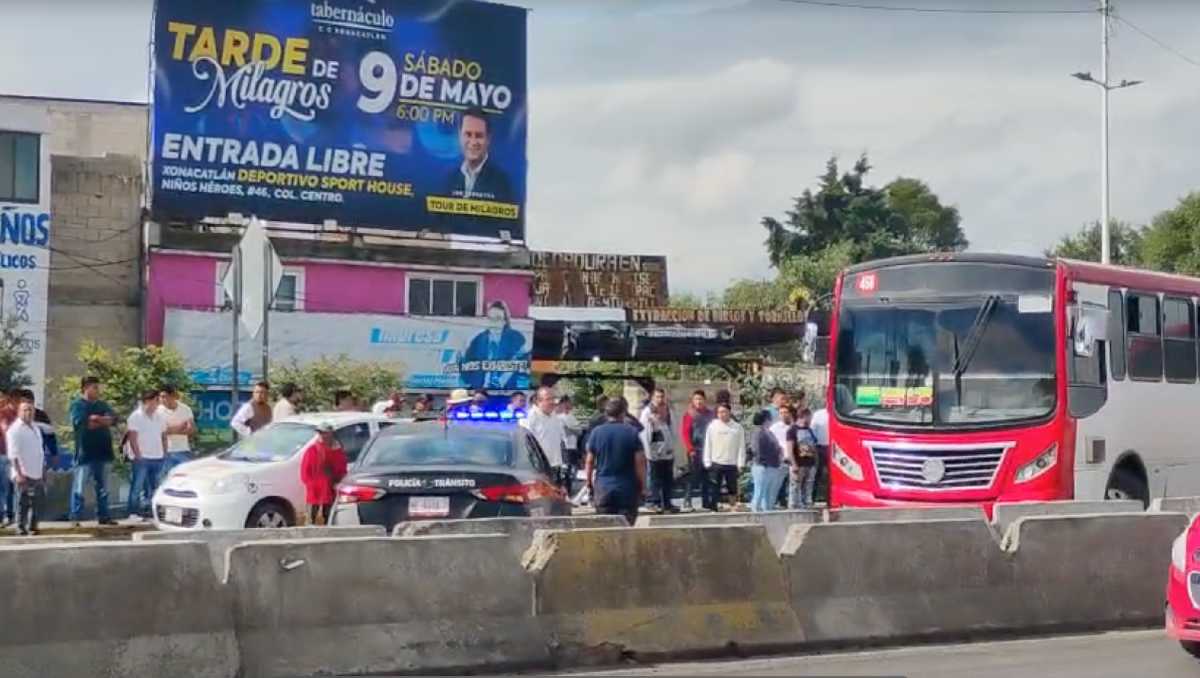 Compañeros del taxista lesionado retuvieron el camión para evitar la fuga del operador. | Foto: Alondra Ávila