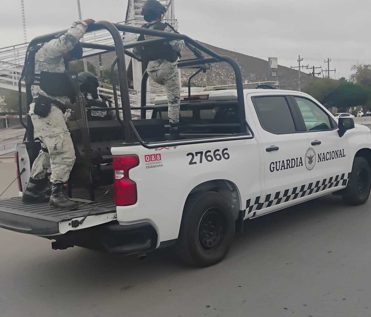 Conductor resulta lesionado tras la volcadura. | Cortesía Guardia Nacional