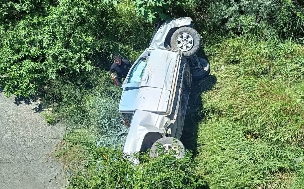 Conductor termina fuera del asfalto en la Victoria–Matamoros. | Redes sociales: SSPT