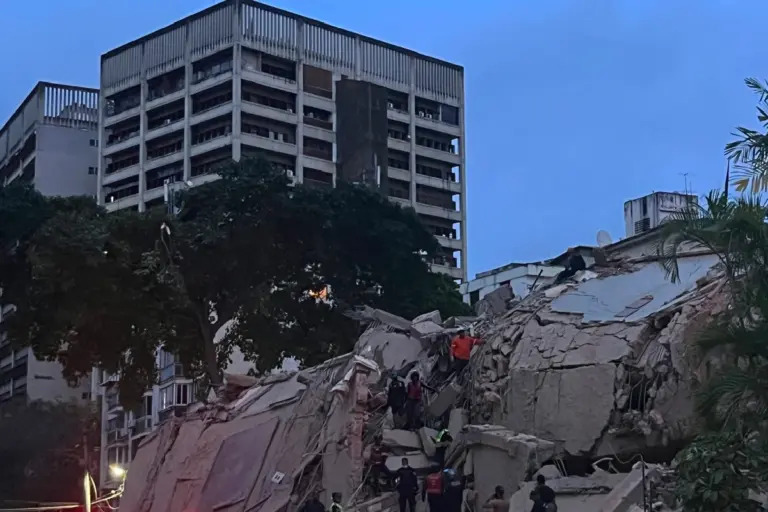 Diversos edificios presentan daños graves en Caracas. | Foto: AFP