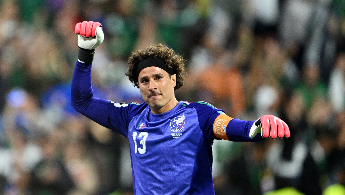 Guillermo Ochoa recibe el parche Legacy de FIFA por sus seis Mundiales (AFP)