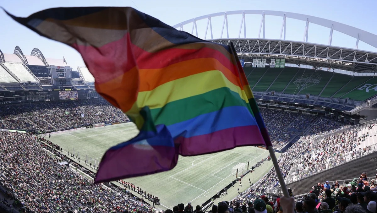 Imagen ilustrativa de una bandera LGBT en el estadio Lumen Field de Seattle | AFP