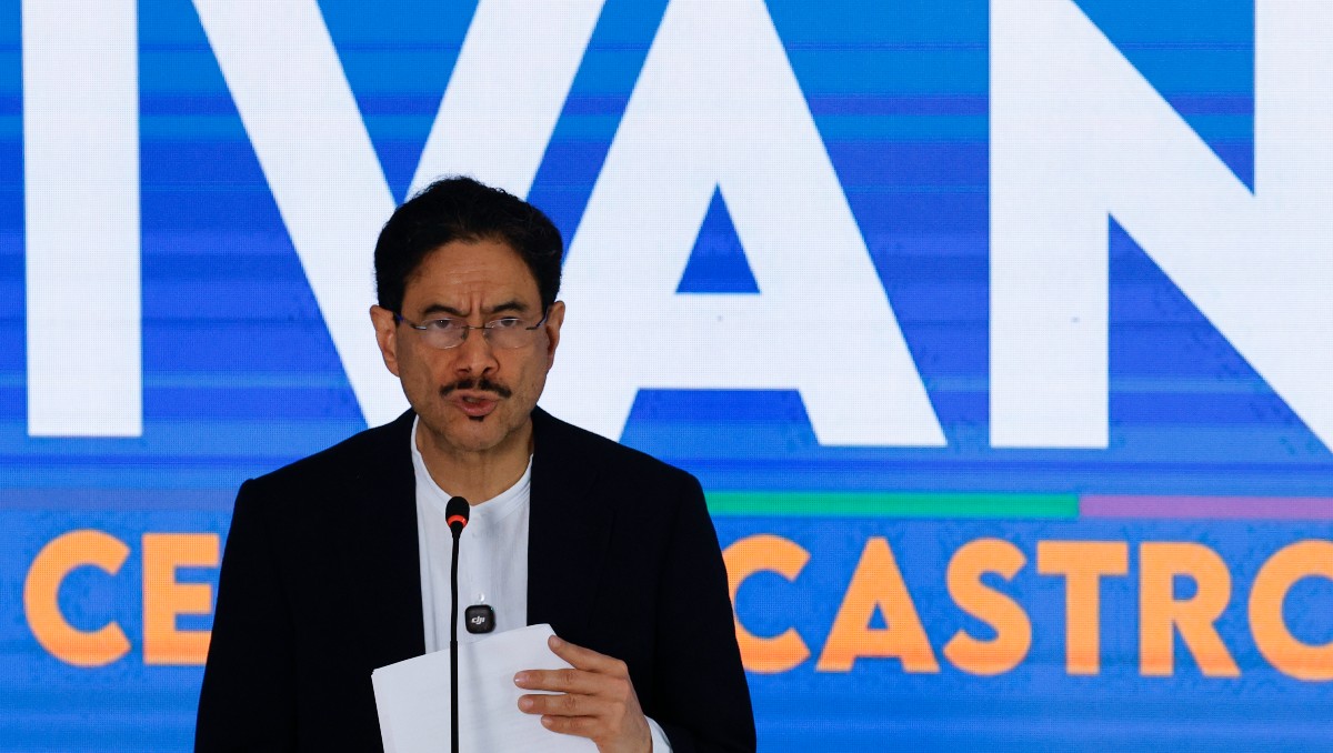 El izquierdista Iván Cepeda habla en una rueda de prensa en Bogotá. | EFE