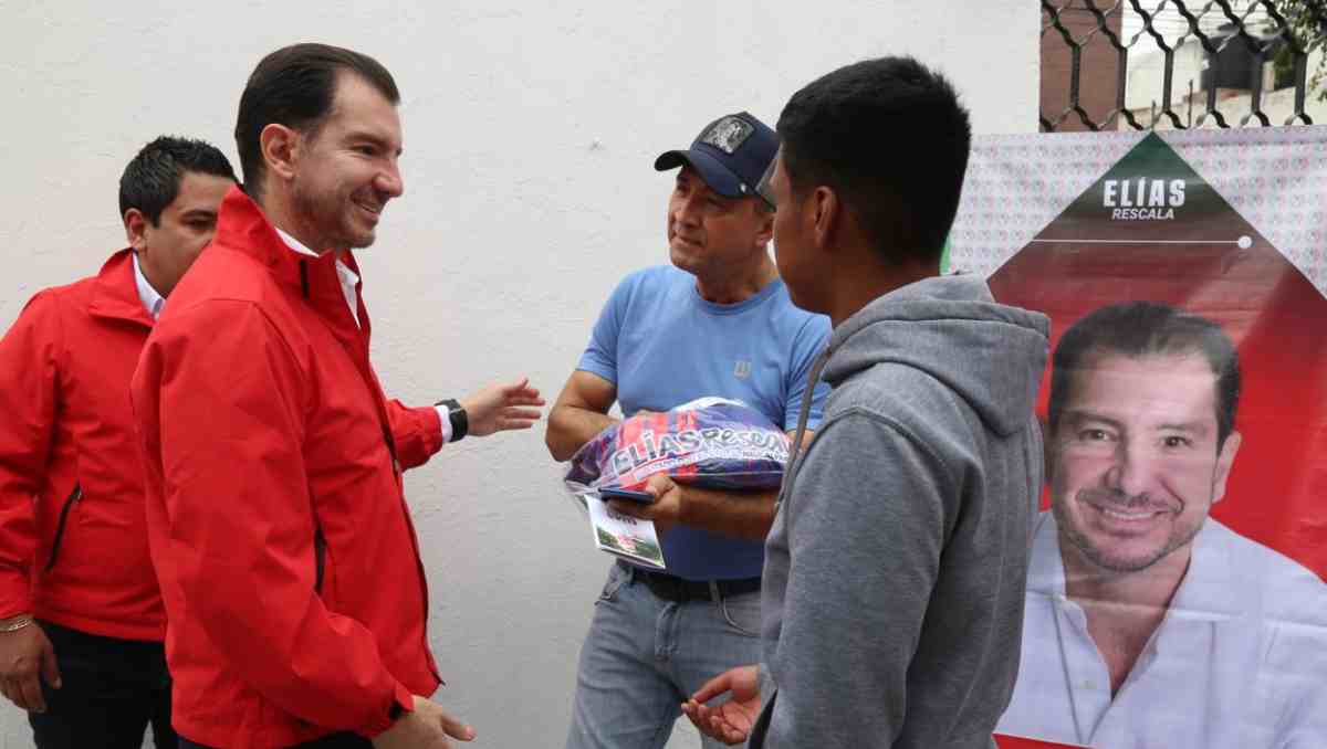 Jugadores del Club Nopala A recibieron equipamiento deportivo para competir en la liga local de futbol. Foto: Especial