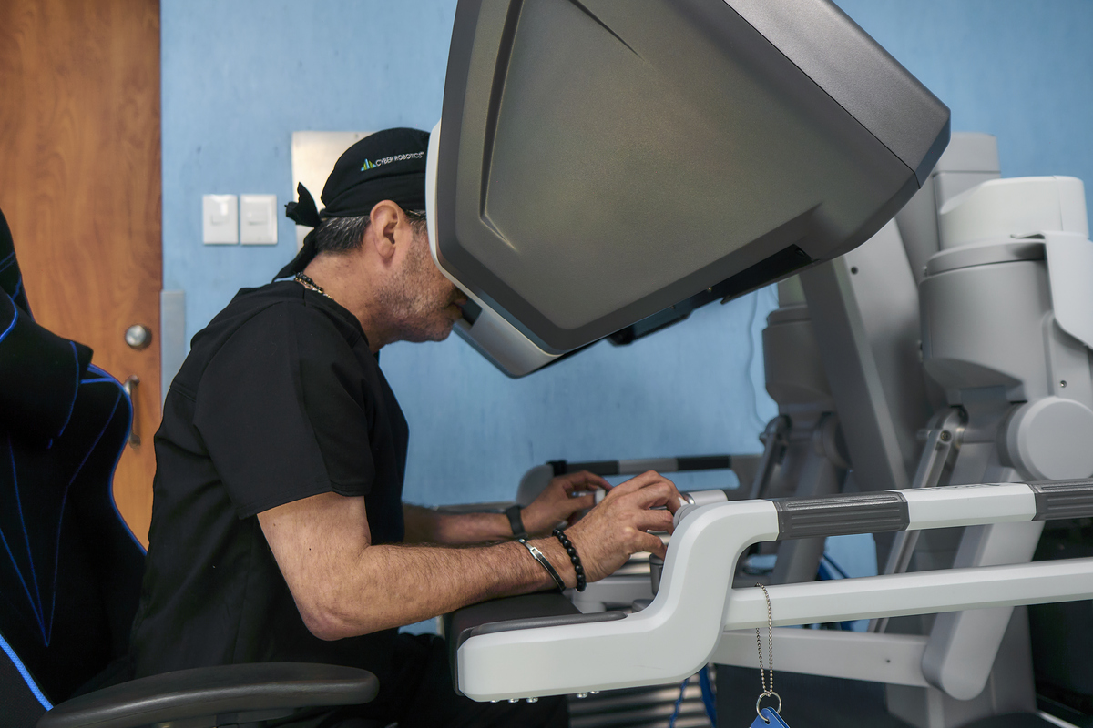 Médicos realizan cirugías de mínima invasión con la asistencia del robot.| Hospital Ángeles