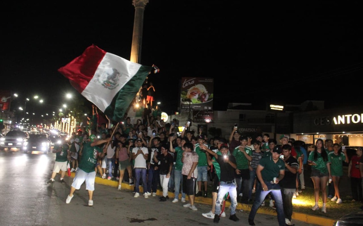 México gana y Tampico hace del monumento a Hidalgo su punto de celebración. | Foto: Yazmín Sánchez