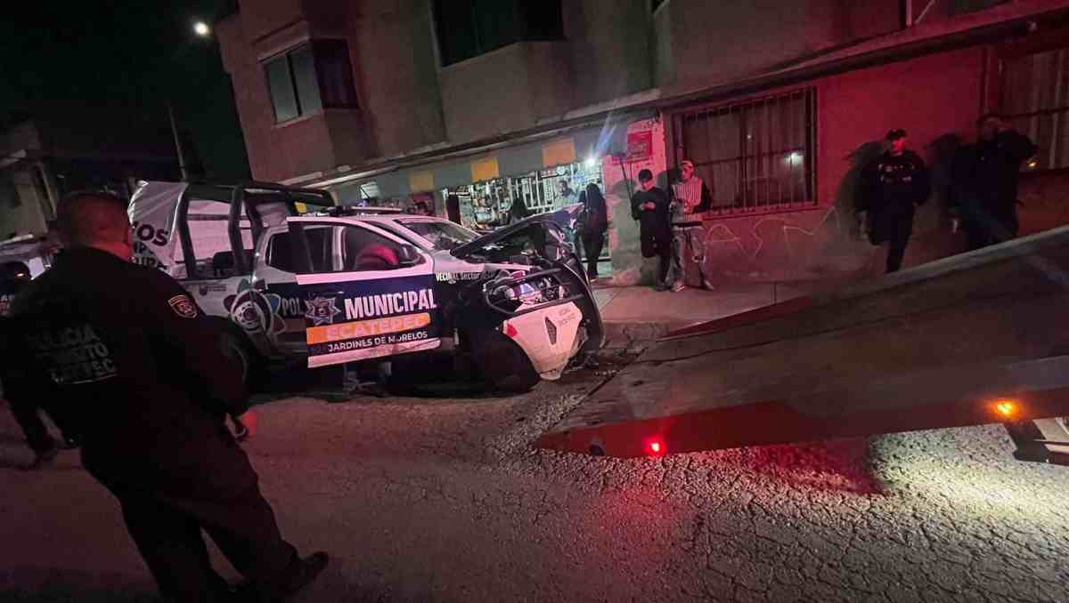 Operativo contra presuntos delincuentes en Ecatepec deja choque entre patrullas y afectaciones materiales. Foto: Especial