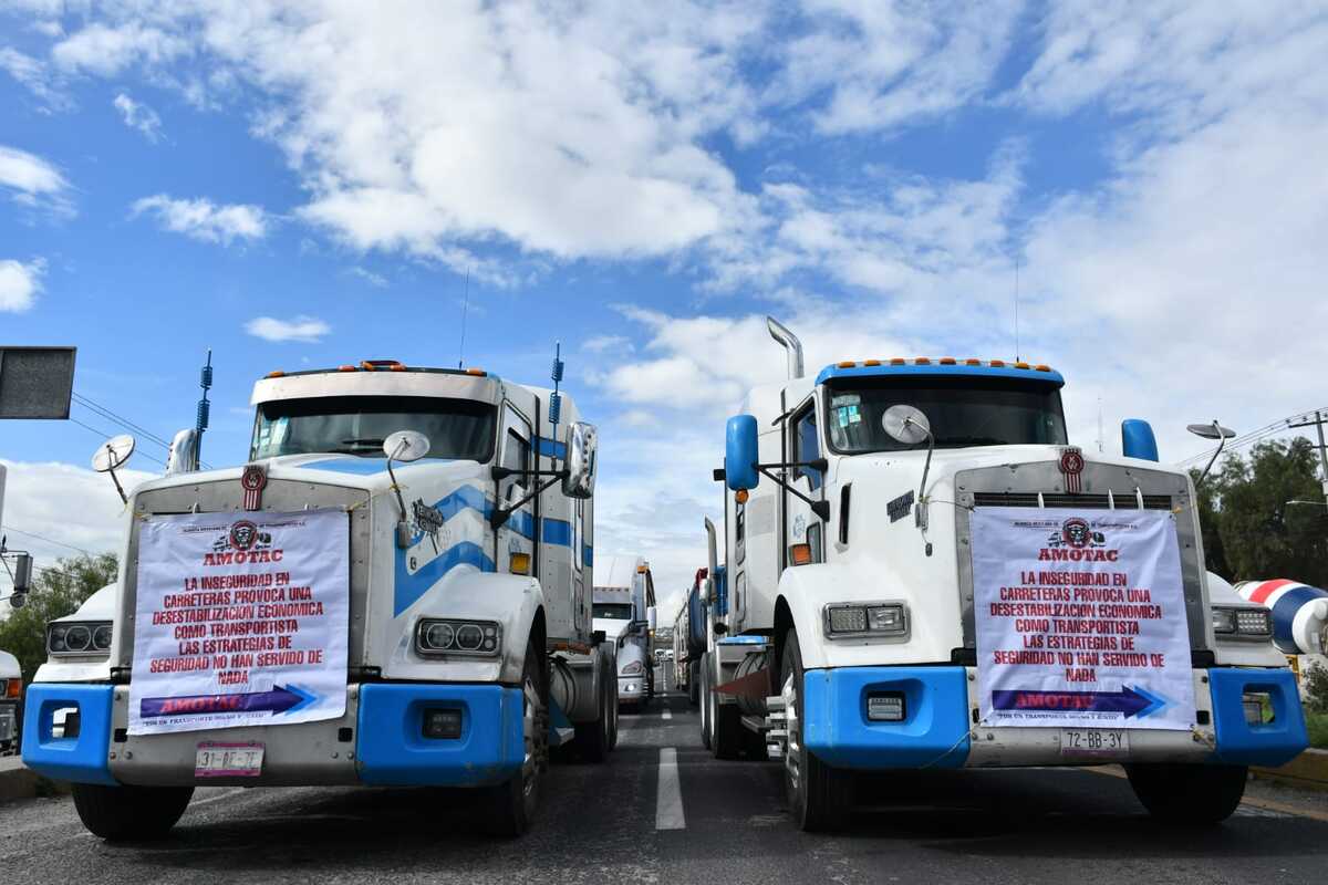 Protesta de transportistas de Amotac en la carretera federal Jorobas-Tula. (Francisco Villeda)