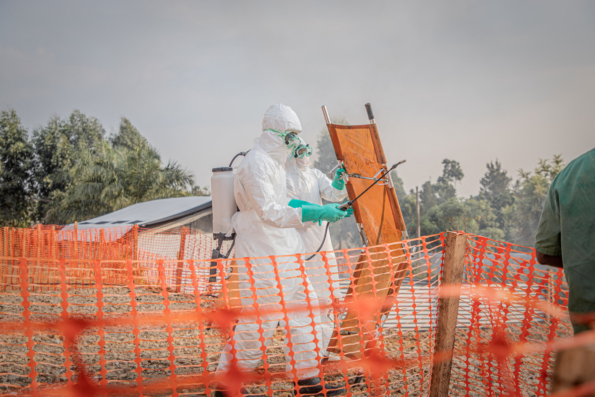 Trabajadores de salud desinfectado camilla |Foto: AFP