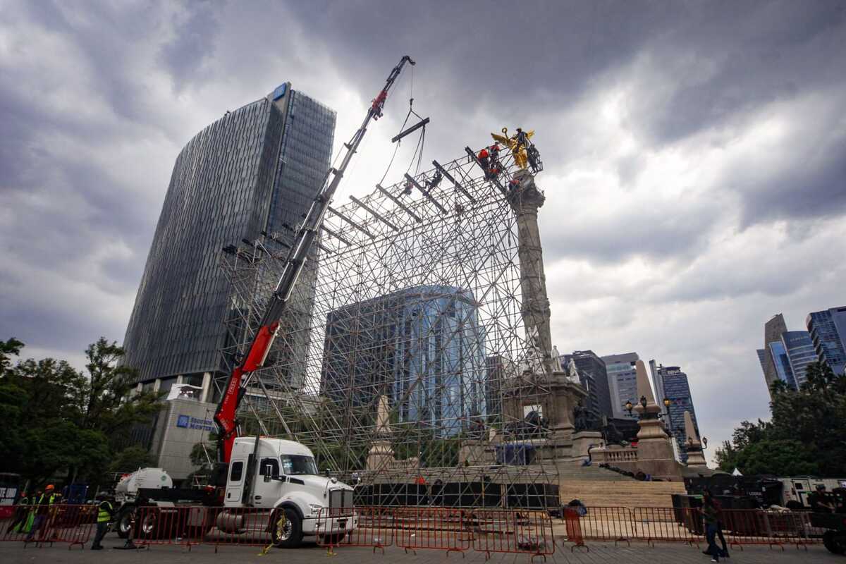 Trabajos para la instalación de la pantalla gigante del Ángel de la Independencia. | Foto: Araceli López