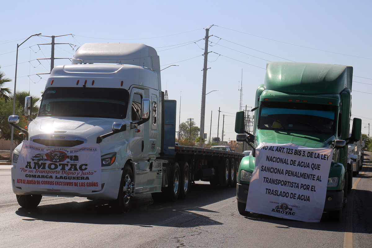 Transportistas se manifestaron en periférico de Gómez Palacio exigiendo mayor seguridad | Rolando Riestra