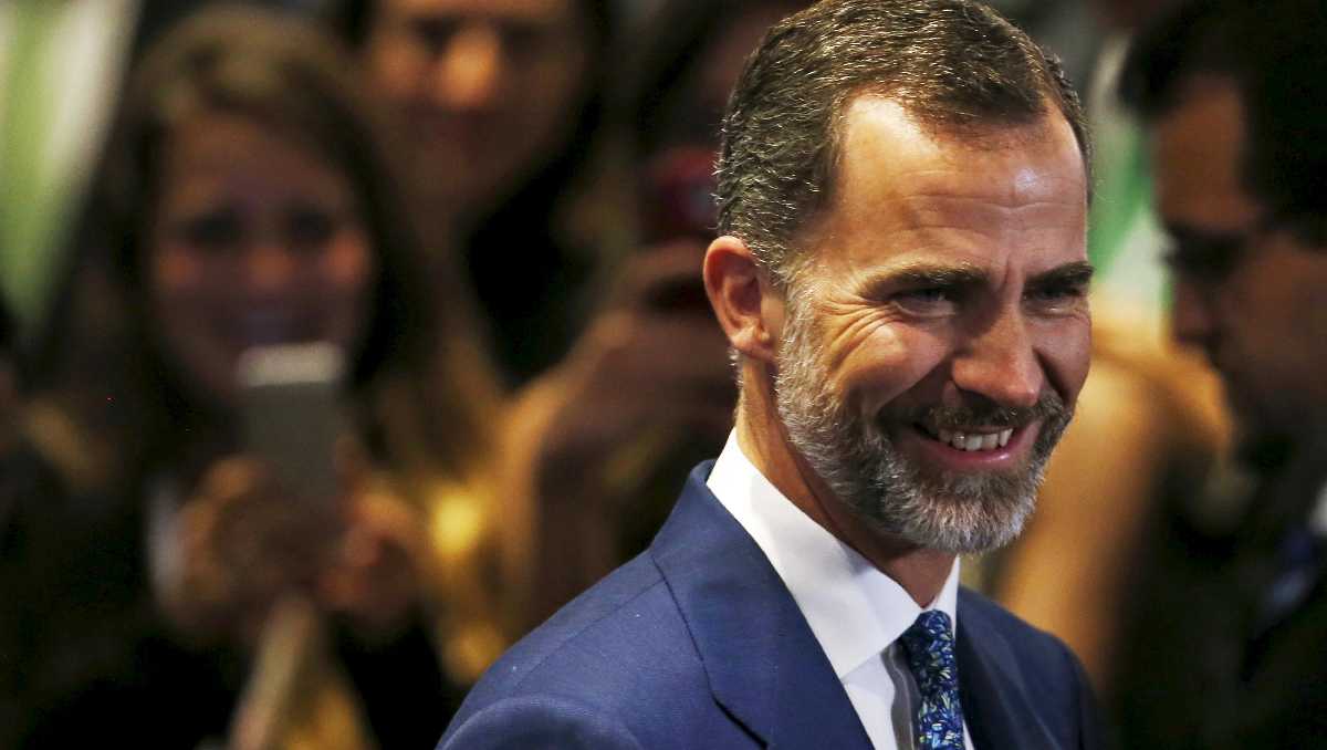 Rey Felipe de España sonrie al llegar al evento Reunión de Negocios Expaña-México.