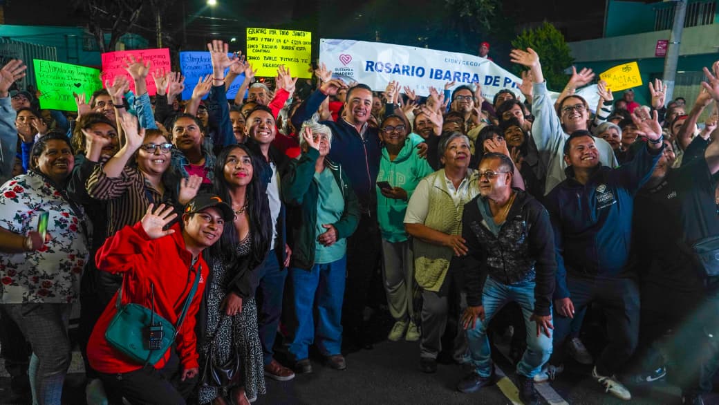 El alcalde Janecarlo Lozano junto a vecinos de la GAM. | Especial