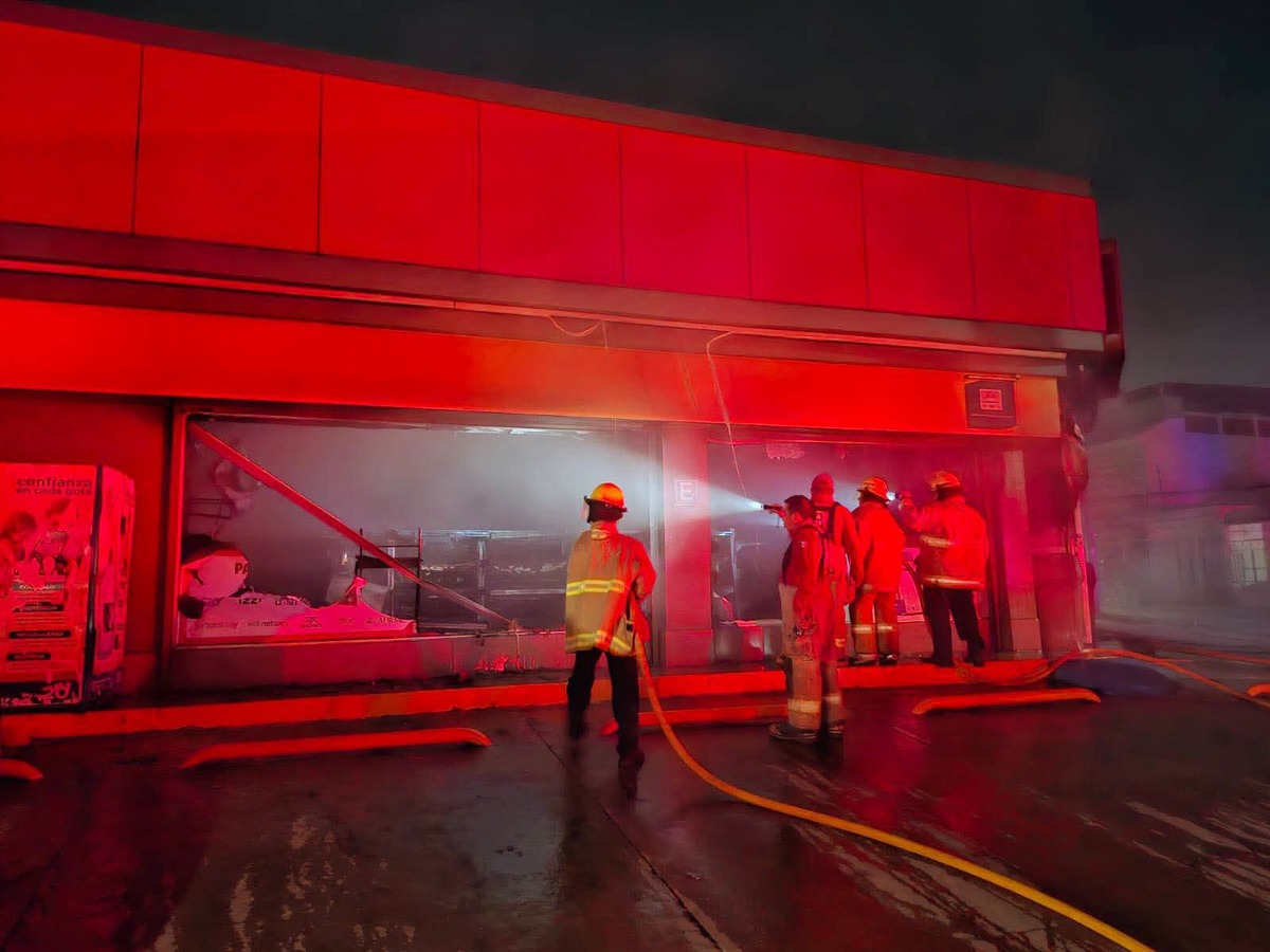 Bomberos sofocaron el incendio en una tienda de conveniencia ubicada sobre la calle Revolución. | Patricia Valencia