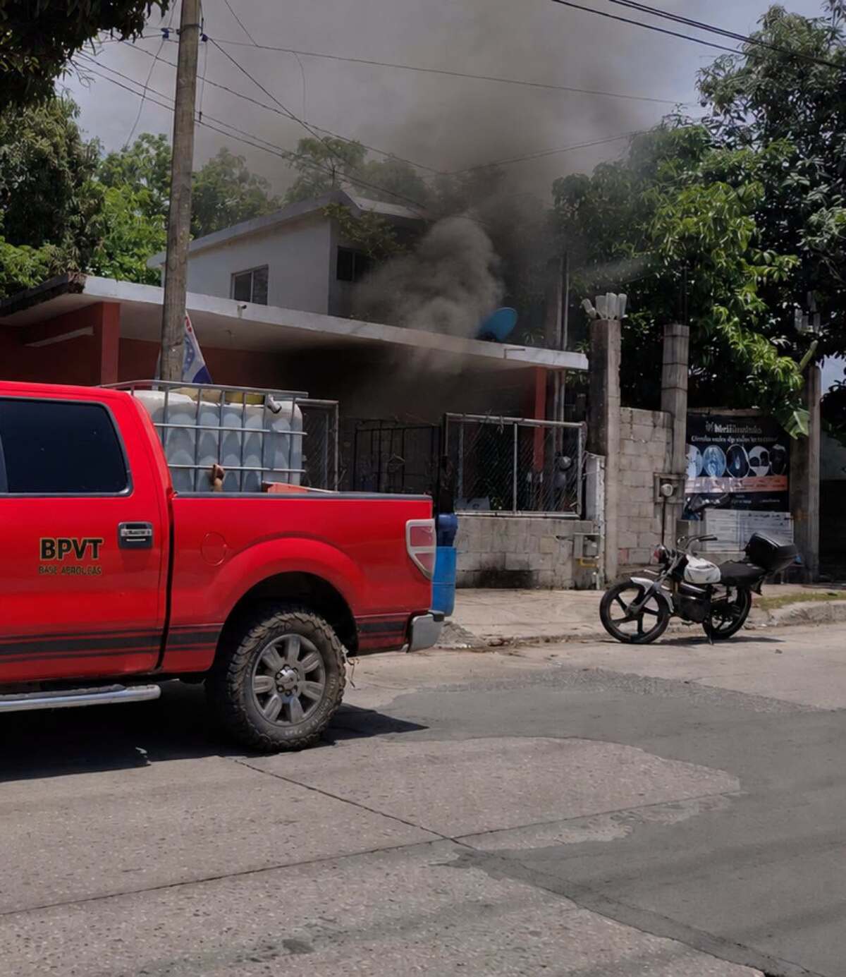 Bomberos y vecinos atendieron el conato de incendio registrado en una vivienda de la colonia Las Américas | Bomberos Voluntarios Tamaulipas