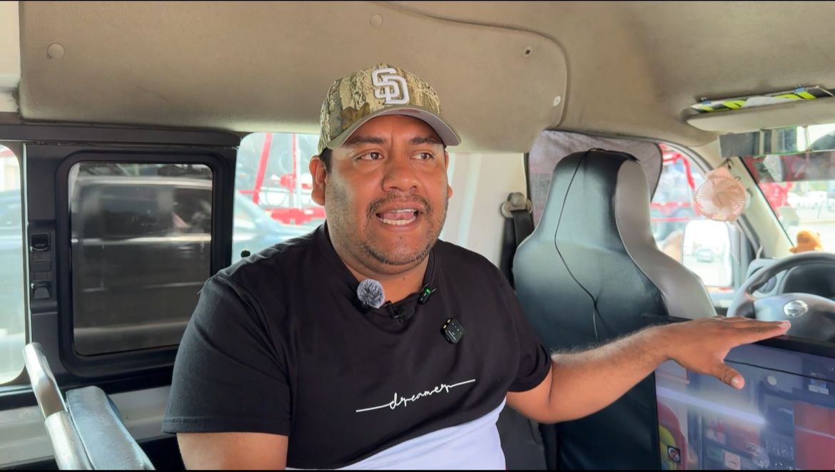 El conductor del taxi dijo que el objetivo es que los pasajeros disfruten del partido. (Foto: especial)