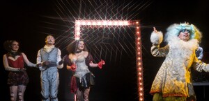 Con humor, música e irreverencia, ¡Muak! El país de los besos en abonos chiquitos lleva al teatro de cabaret una sátira que cuestiona el poder.