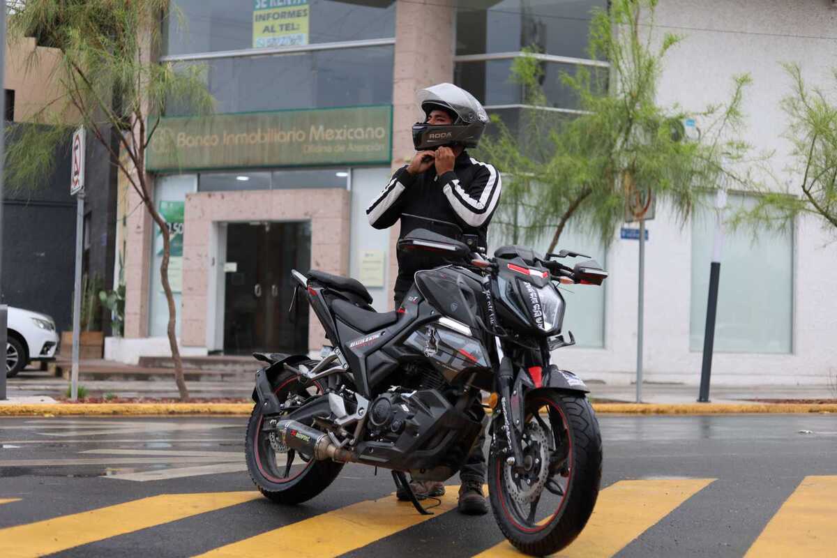 La Dirección de Movilidad Urbana presentó a motoclubes deportivos una propuesta de decálogo que promueve el uso de casco certificado.| Verónica Rivera