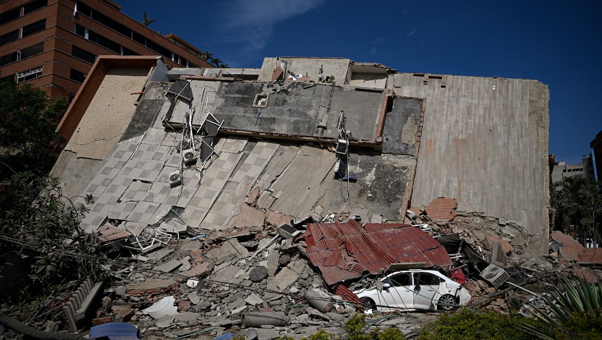 Un edificio colapsado con escombros alrededor de un automóvil dañado tras un terremoto en Catia La Mar, estado La Guaira. | AFP