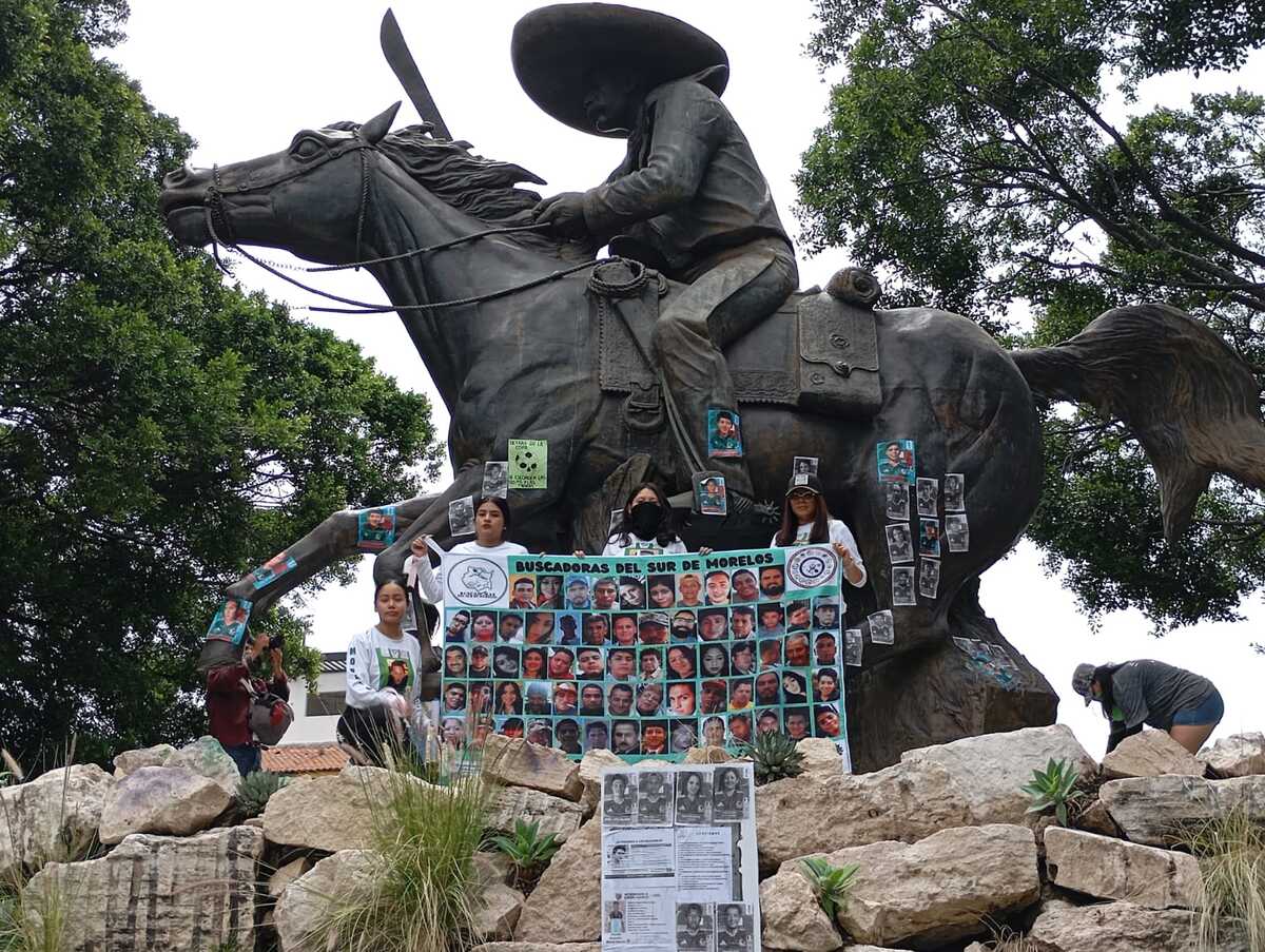 Las fichas con los rostros de hombres y mujeres desaparecidos fueron instaladas en distintos puntos. (Foto: especial)