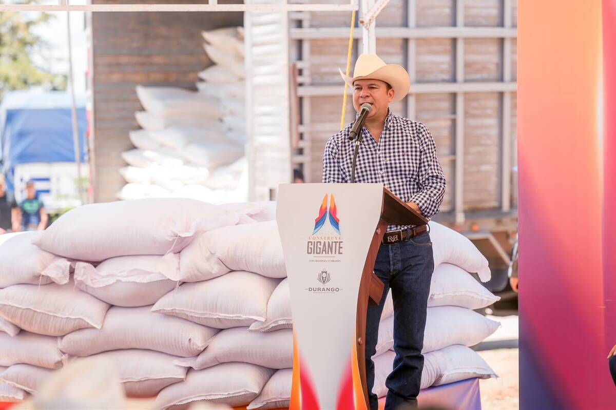 Gobernador Esteban Villegas encabezó la entrega de apoyos a productores | Cortesía Gobierno de Durango
