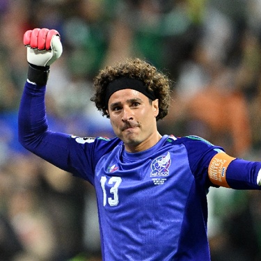 Guillermo Ochoa, portero de la Selección Mexicana, recibió el parche Legacy de FIFA por su participación en seis Mundiales.