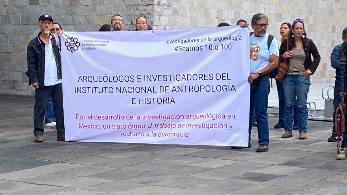 Integrantes del colectivo Seamos 10 o 100 afuera del  en el Museo Nacional de Antropología. (Cortesía: Colectivo Seamos 10 o 100)