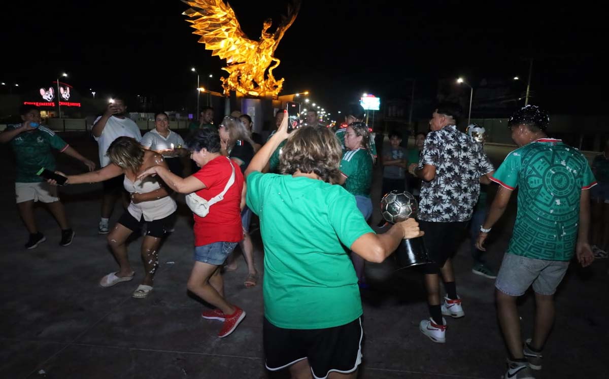 Laguneros festejan triunfo de México. | Foto: Verónica Rivera