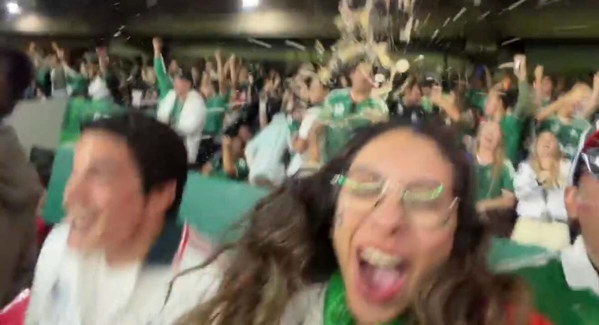 Mujer es bañada en cerveza en pleno partido de futbol | VIDEO