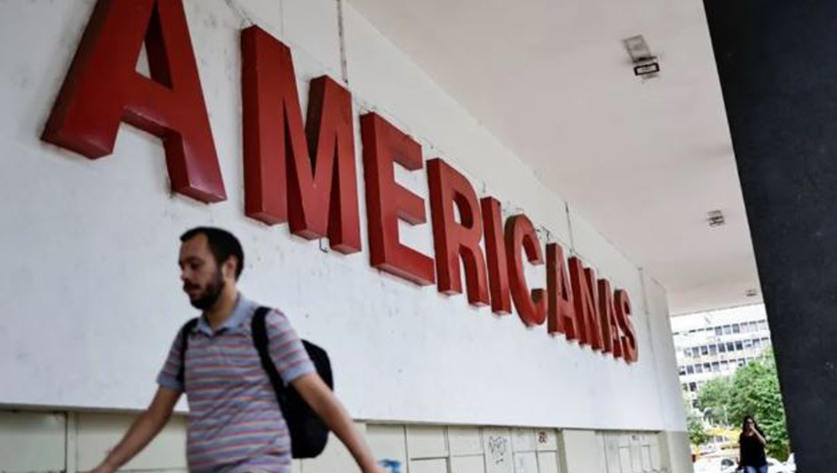 Personas caminando afuera de una tienda Americanas |Foto: Reuters