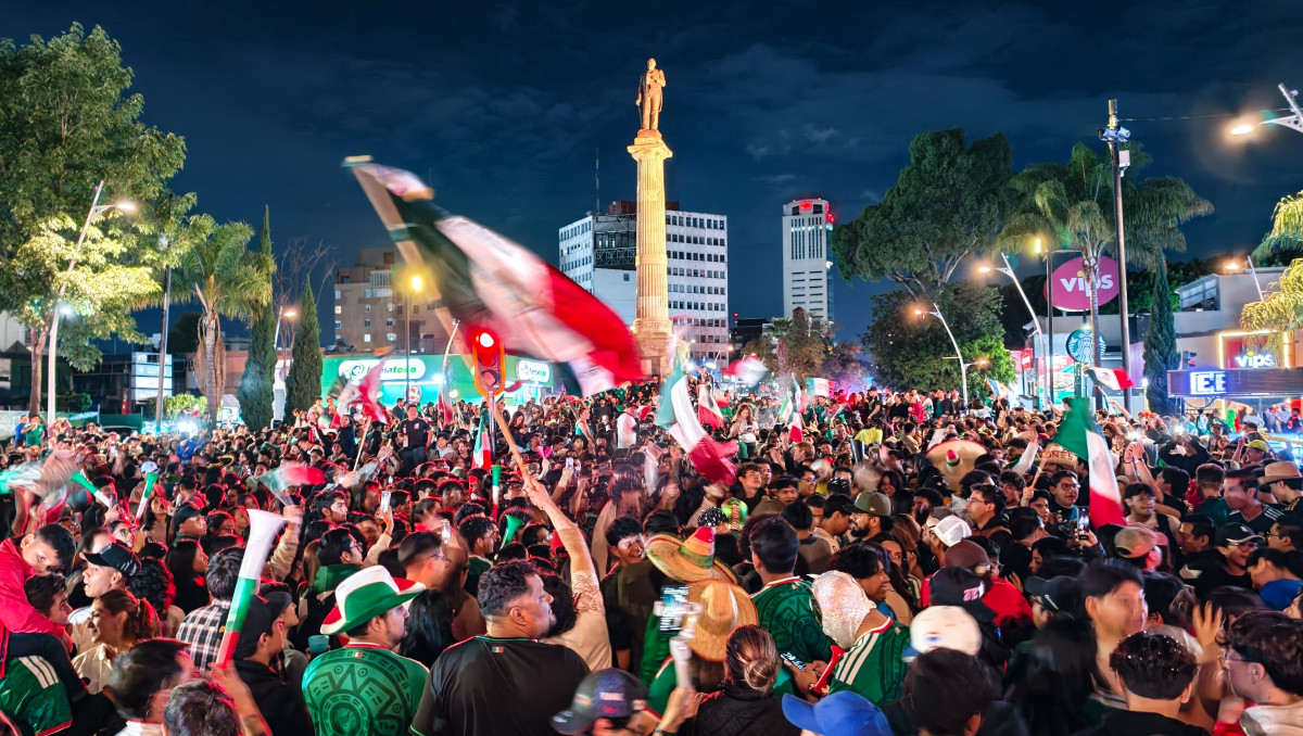 Poblanos usan el monumento de La Juárez para festejar los triunfos de la Selección Mexicana | Agencia Es Imagen