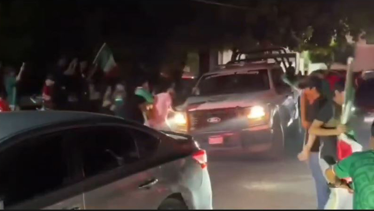 Policías lanzando disparos al aire |Foto: Especial