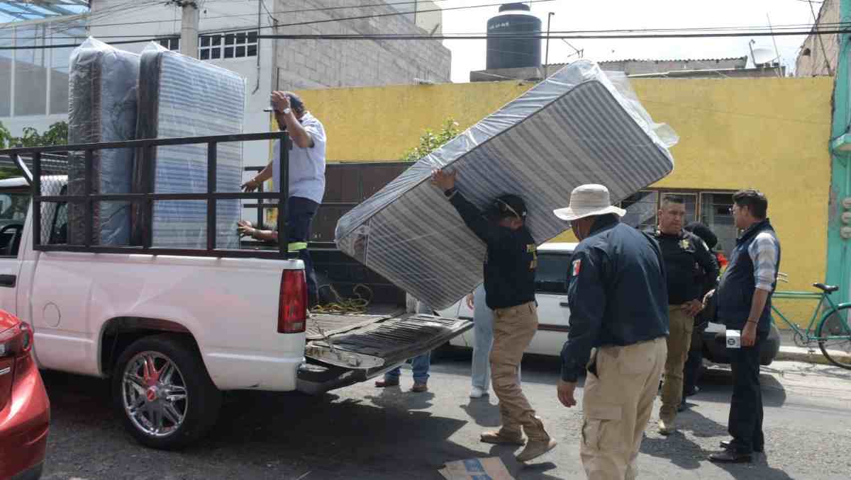 Policías y vecinos reunieron víveres, ropa y muebles para apoyar a una familia afectada por un incendio en Nezahualcóyotl. Foto: Zuleyma García