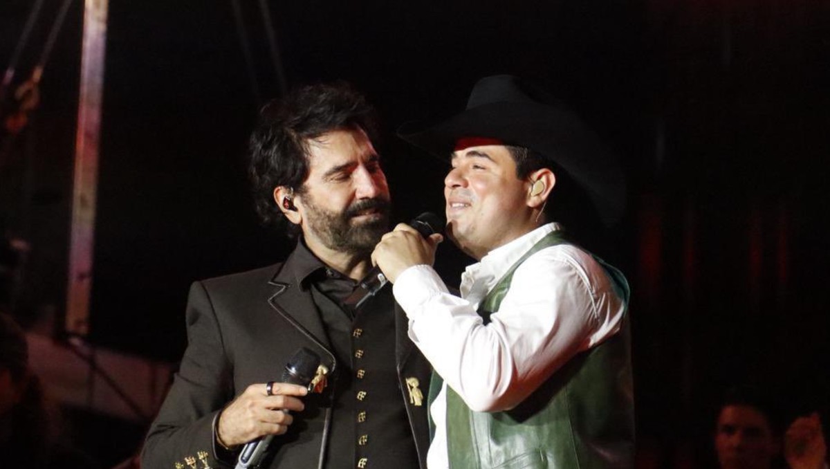 El Potrillo y Olivas en el escenario de La Minerva. | Foto: X @PoliciaGDL
