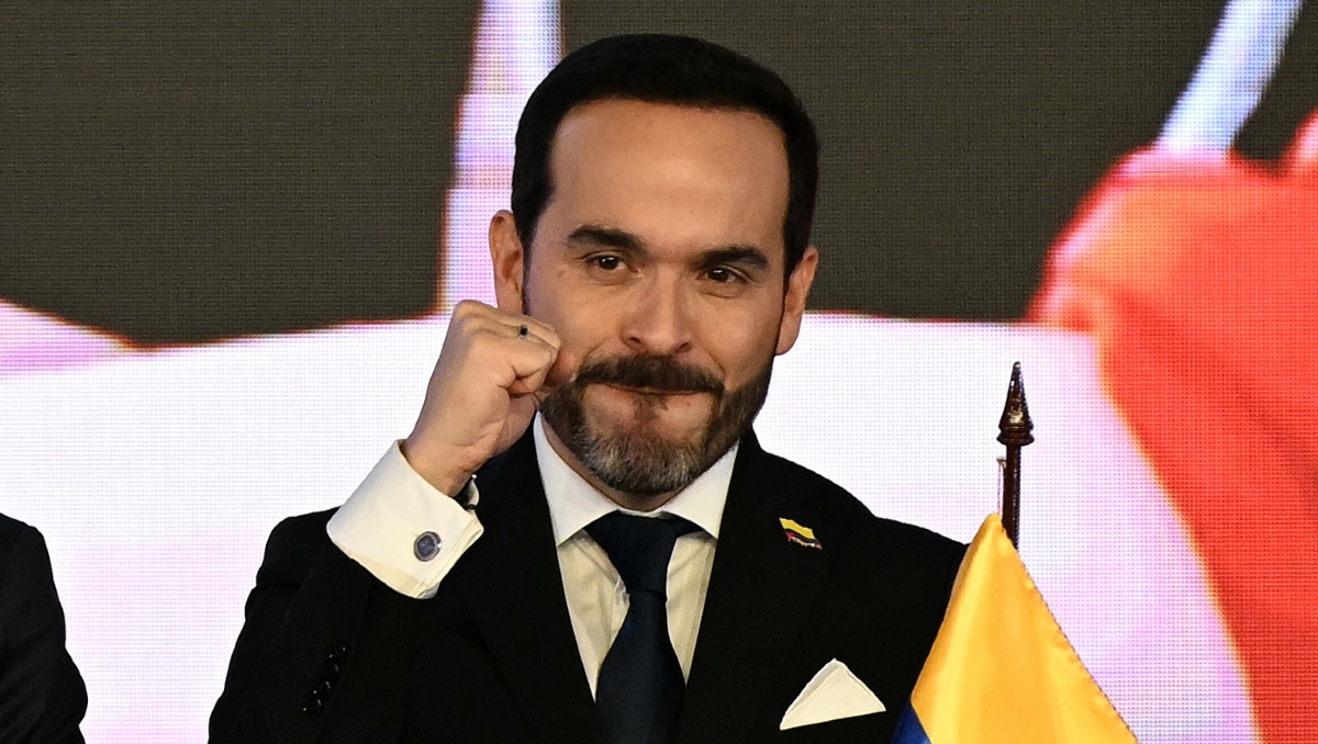 El presidente electo de Colombia, Abelardo de la Espriella, hace un gesto antes de recibir su credencial oficial en la Registraduría Nacional. | AFP