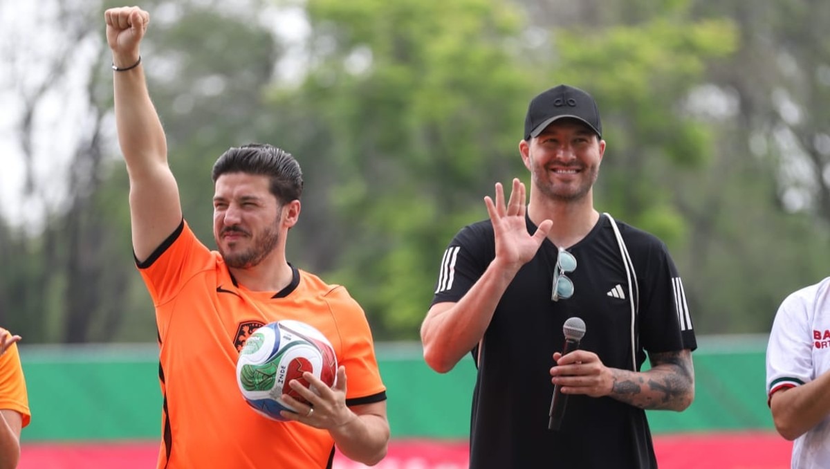Samuel García y Gignac disputan una 'cascarita' en el CARE (Luis Guerra)