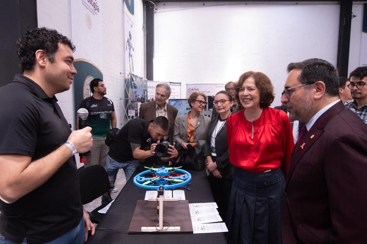 La secretaria de la Secihti, Rosaura Ruiz Gutiérrez, junto al director del IPN, Arturo Reyes Sandoval, encabezó la inauguración del torneo | Especial