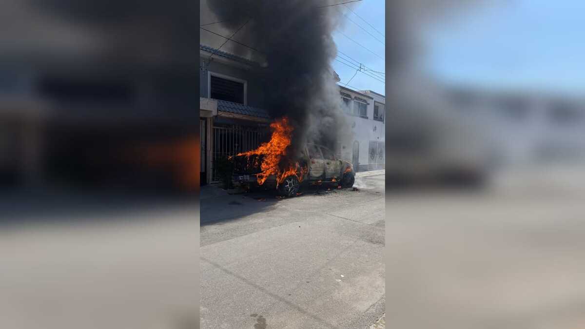 En Torreón, incendio de camioneta moviliza a bomberos. | Cortesía: Protección Civil.