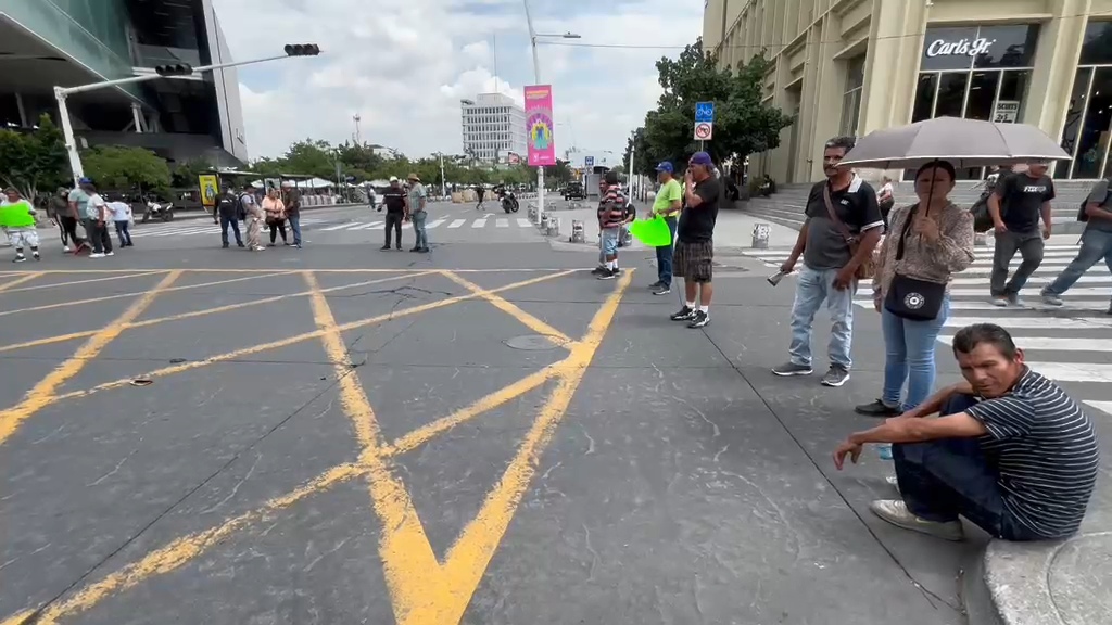 Alrededor de 50 ex trabajadores se manifestaron en el centro de Zapopan. (Juan Carlos Munguía)