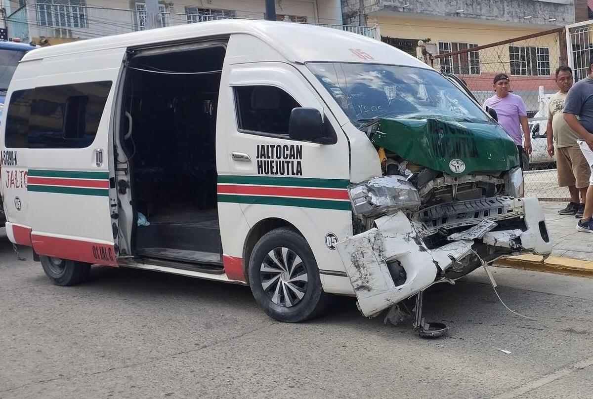 Unidad de transporte público de la ruta Jaltocán choca contra poste por una presunta falla en los frenos. (Wendy Salazar)