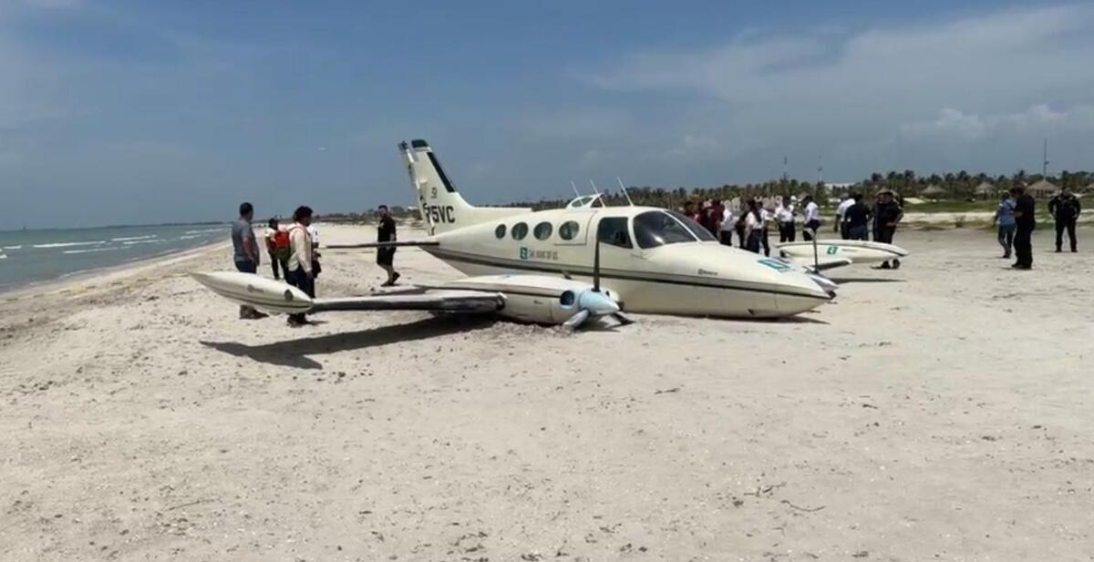 La aeronave aterrizó de emergencia en Playa Norte. | Foto: Ana Rosa Morales