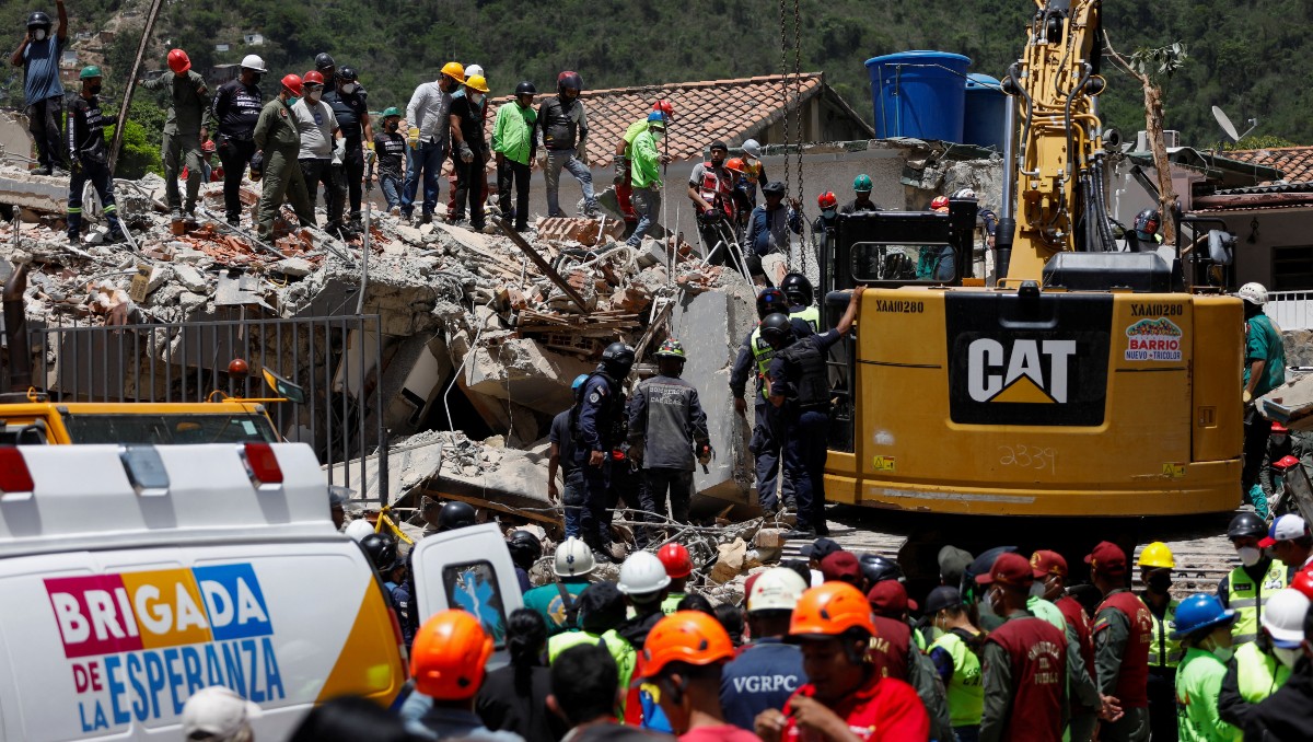 Equipo de emergencia trabaja en el lugar de derrumbe de un edificio en Caracas | Foto: Reuters