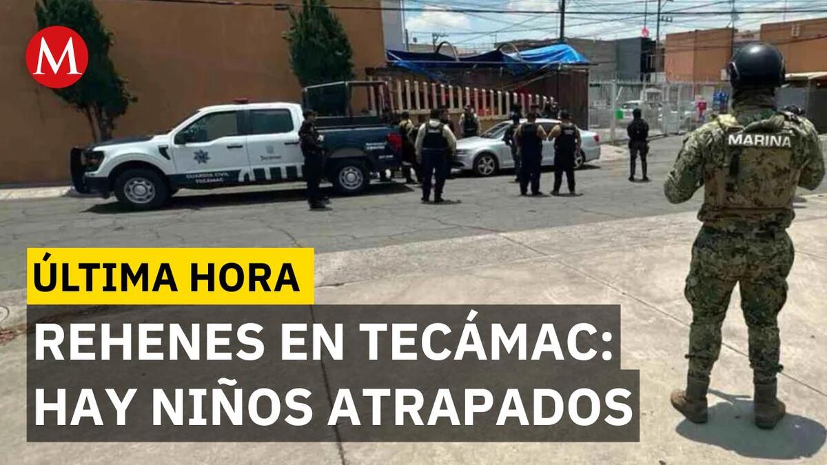 Hombre se atrinchera y toma como rehenes a su familia en Tecámac