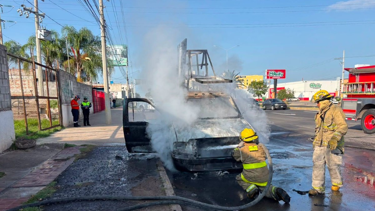 Irapuato: camioneta se incendia en bulevar Solidaridad
