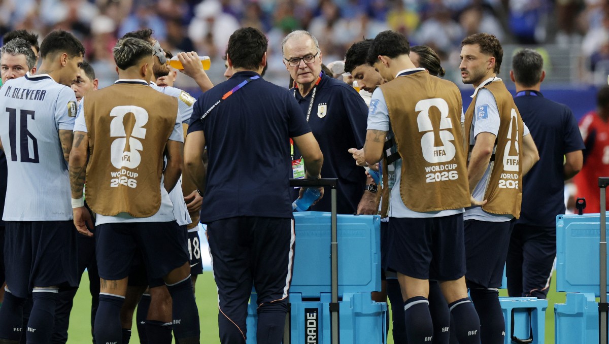 Jugadores de Uruguay se revelan contra Marcelo Bielsa previo a decisivo partido contra España en el Mundial (Reuters)