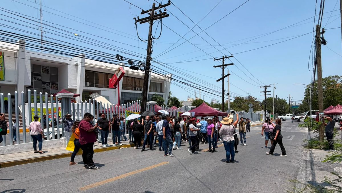 La manifestación provocó el cierre de la circulación en diversas calles aledañas a las oficinas. | Gabriela Garza