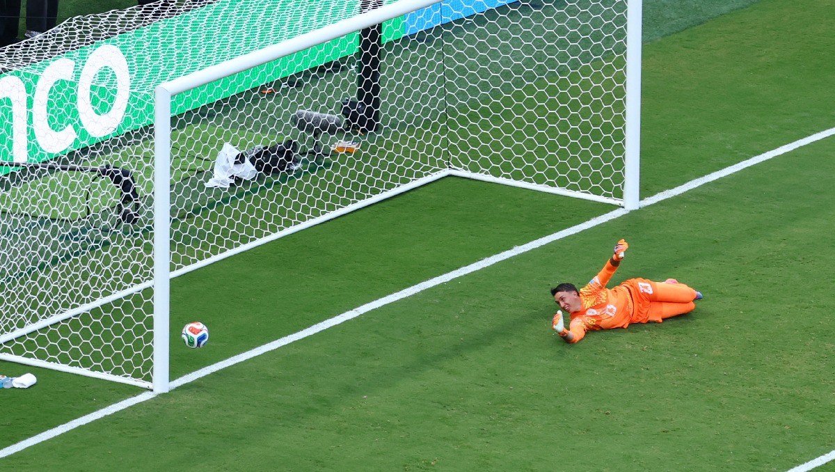 Muslera pidió salir de cambio tras el error que terminó el gol, revela Bielsa (Reuters)