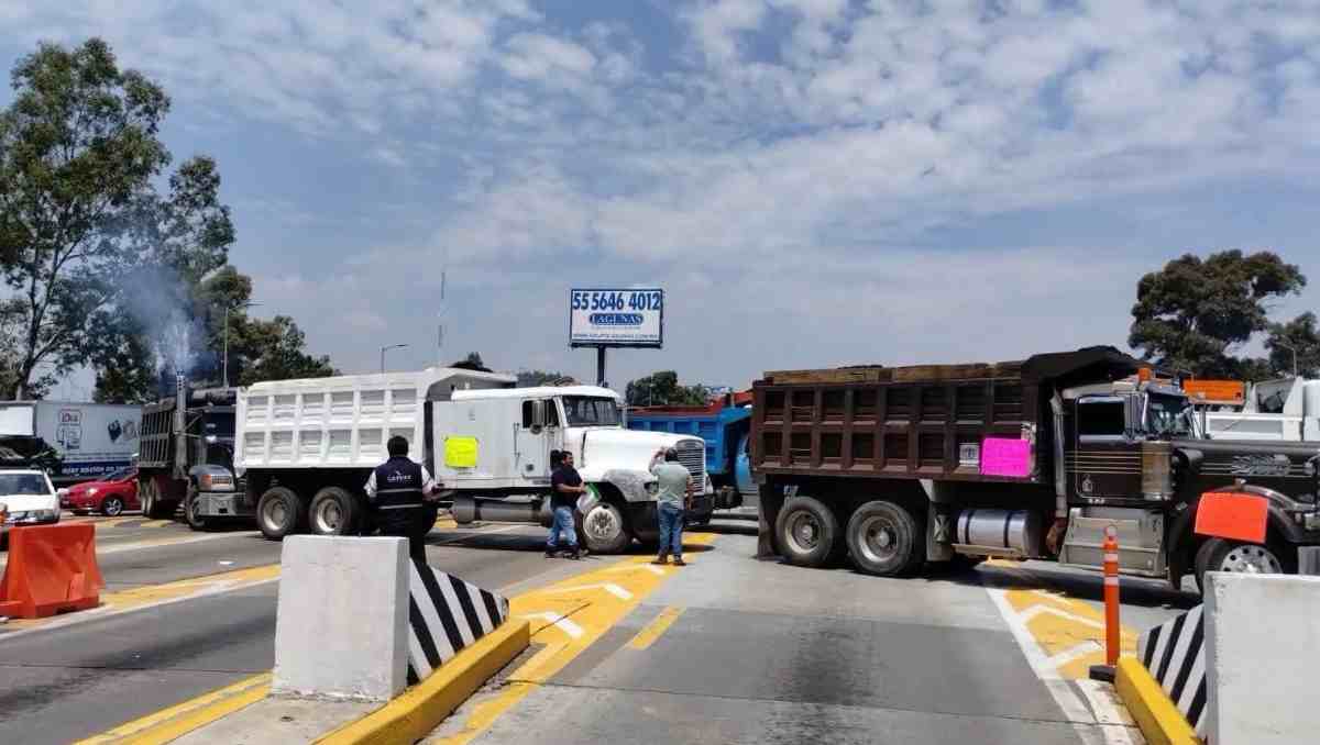 Prestadores de servicios realizan un cierre parcial en la México-Puebla para exigir el pago de sus honorarios. Foto: Especial