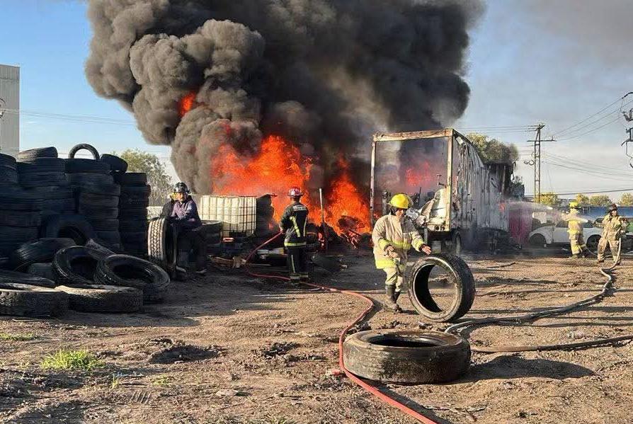 Según los reportes, una enorme columna de humo negro fue visible a más de 10 kilómetros de distancia. | Especial