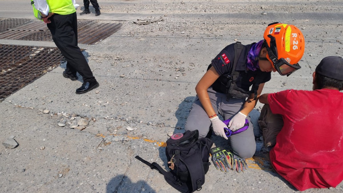 Rescatan a hombre atrapado en pluvial en Monterrey | Especial